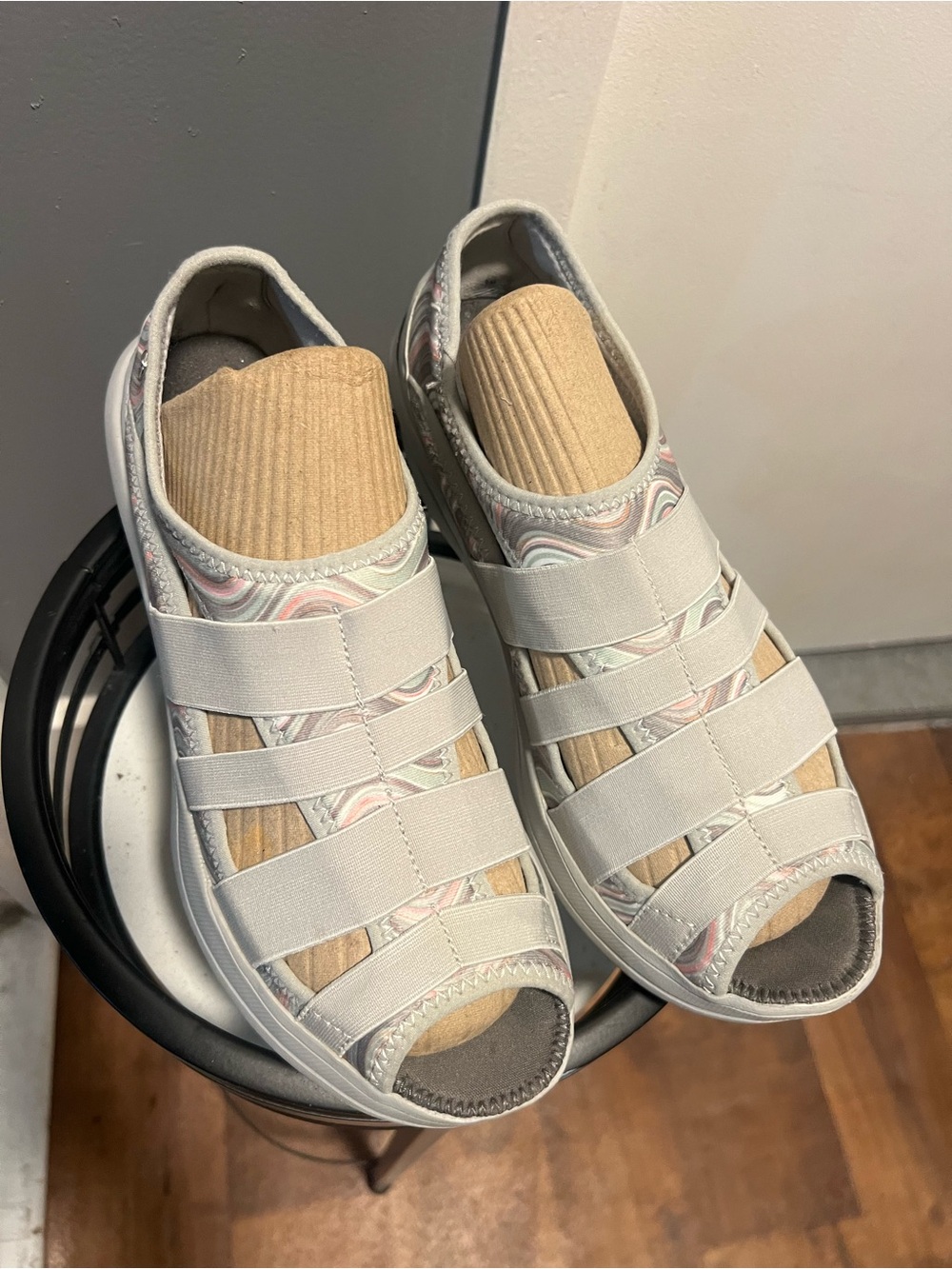 Bzees Women's Light Gray Slip-On Sandal with Pink Swirl Accents size 9 - Picture 2 of 7